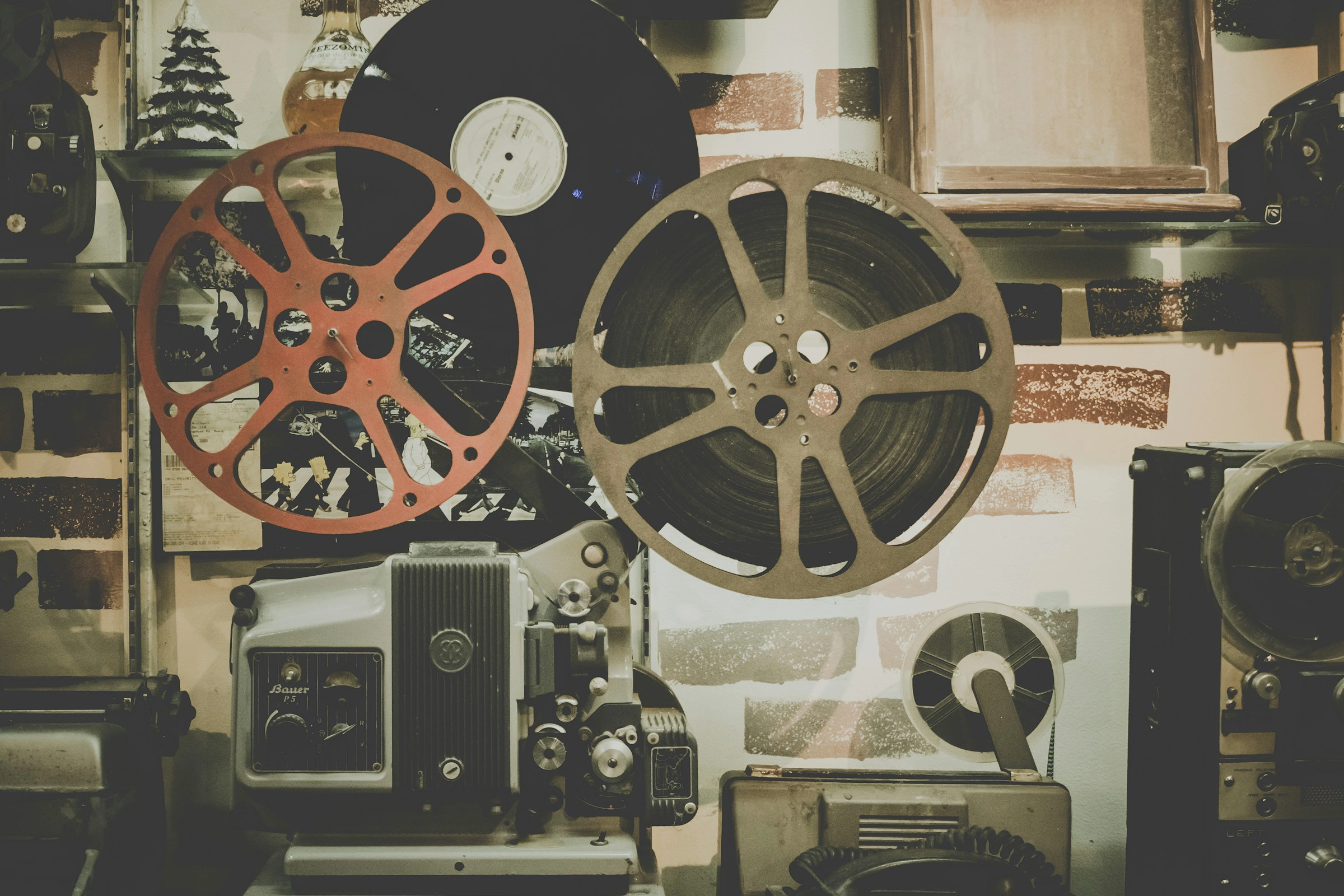 Sala de proyección de un cine con bobinas.